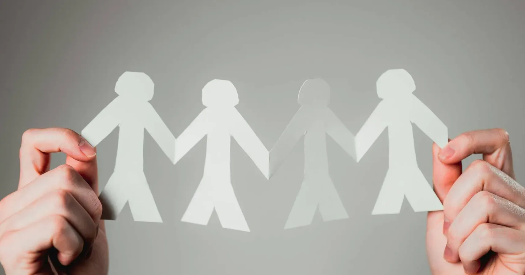 Papiermenschen die zusammen bewegen