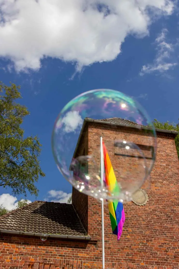 Pride-Flagge hinter einer Seifenblase