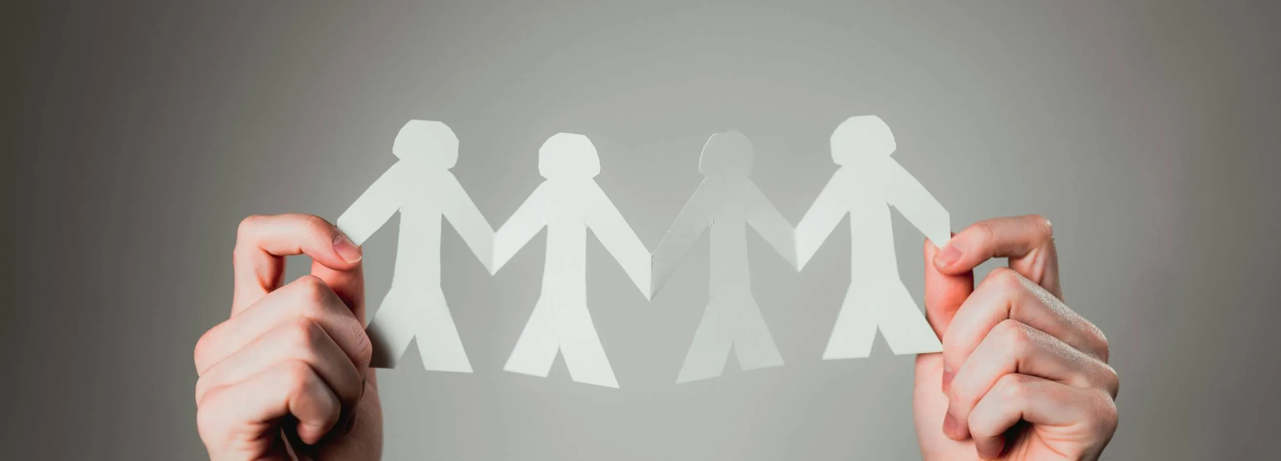 Papiermenschen die zusammen bewegen