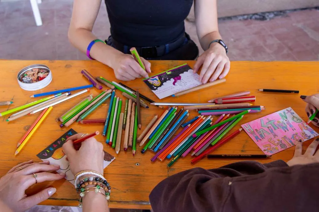 Zeichen setzen, es werden Postkarten mit Buntstiften beschrieben und bemalt.