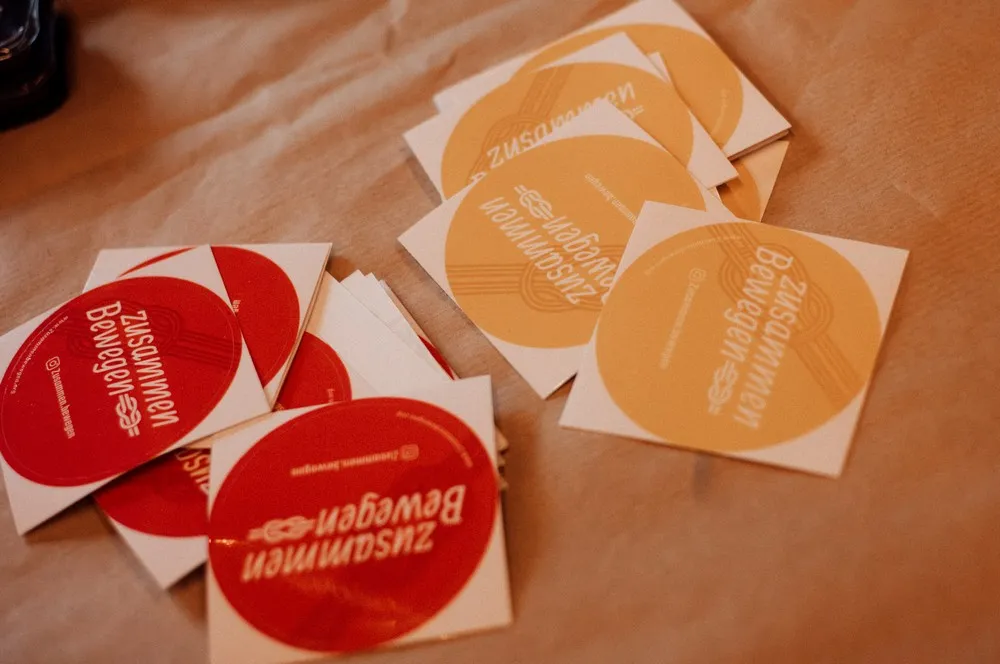 Zusammen bewegen-Sticker